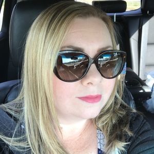 Meet your Posher, Dina